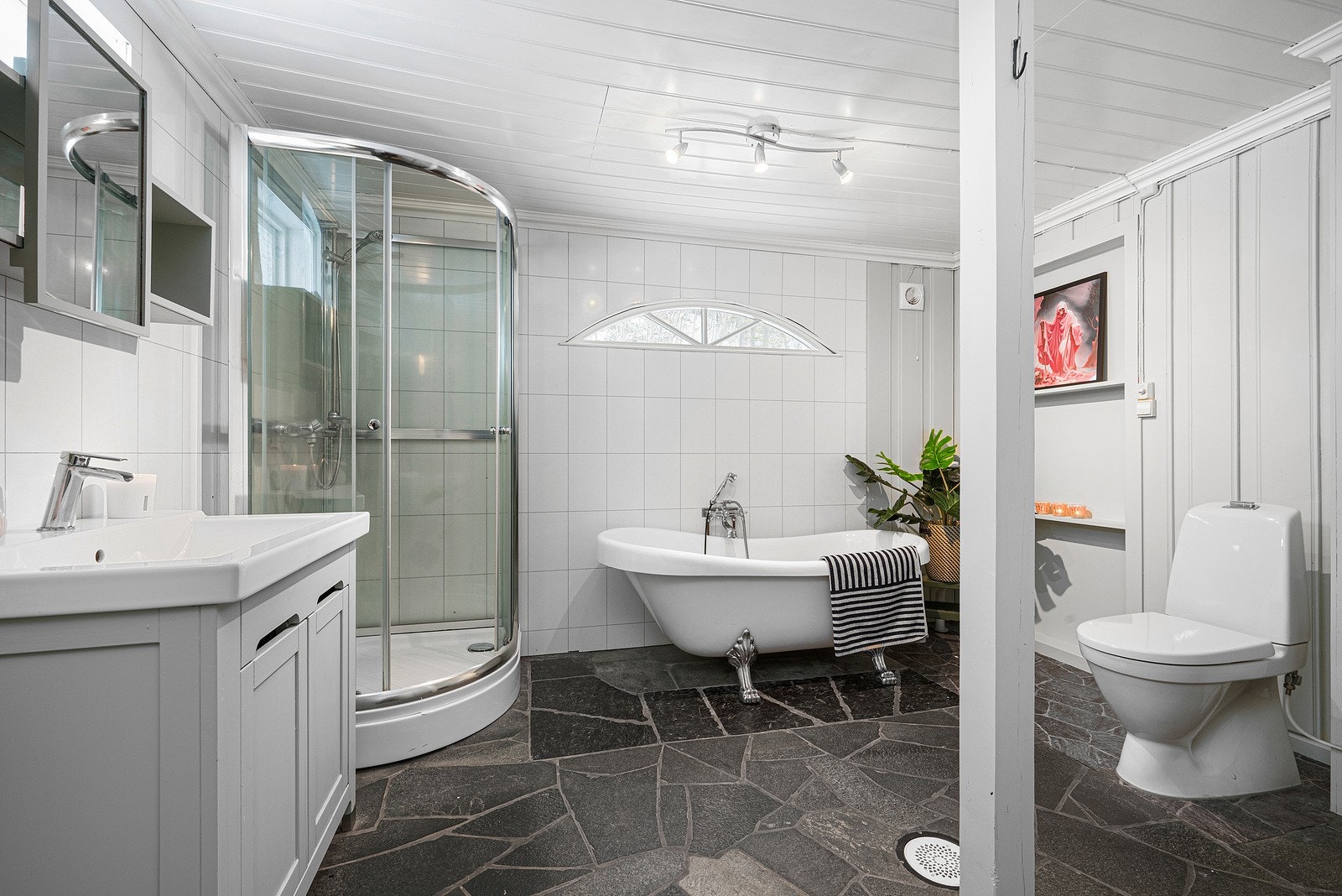 Romslig bad med dusj, badekar, wc og servant. Galleribilde