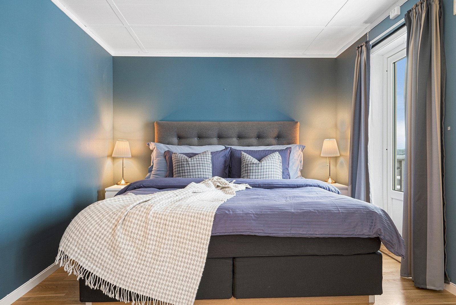 Det er fire soverom i 2. etasje. Her er hovedsoverommet på 19,5 kvm. Galleribilde