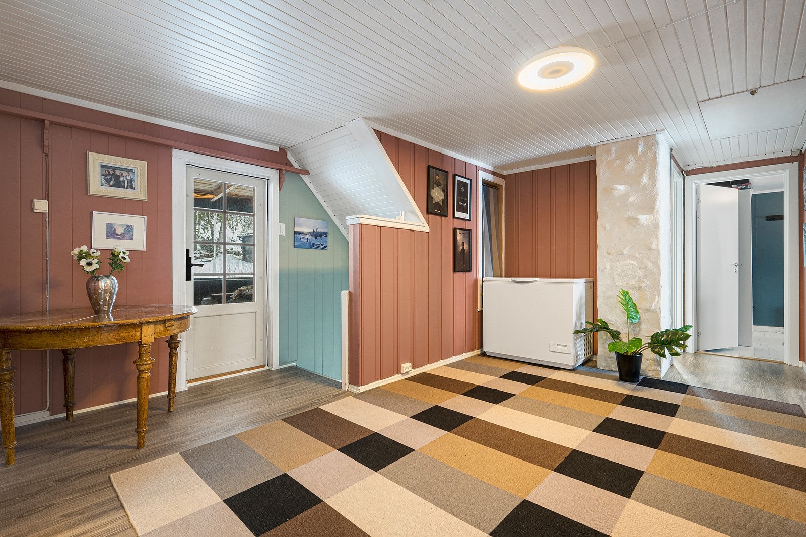 Fra gangen i 2. etasje er utgang til veranda. Galleribilde