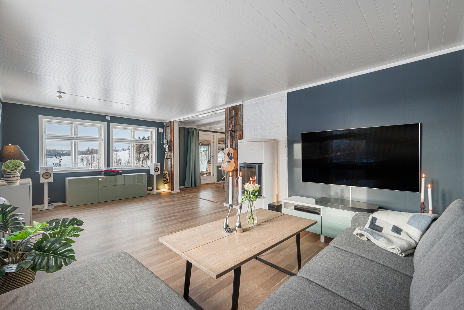 Fra stue mot spisestue. Galleribilde