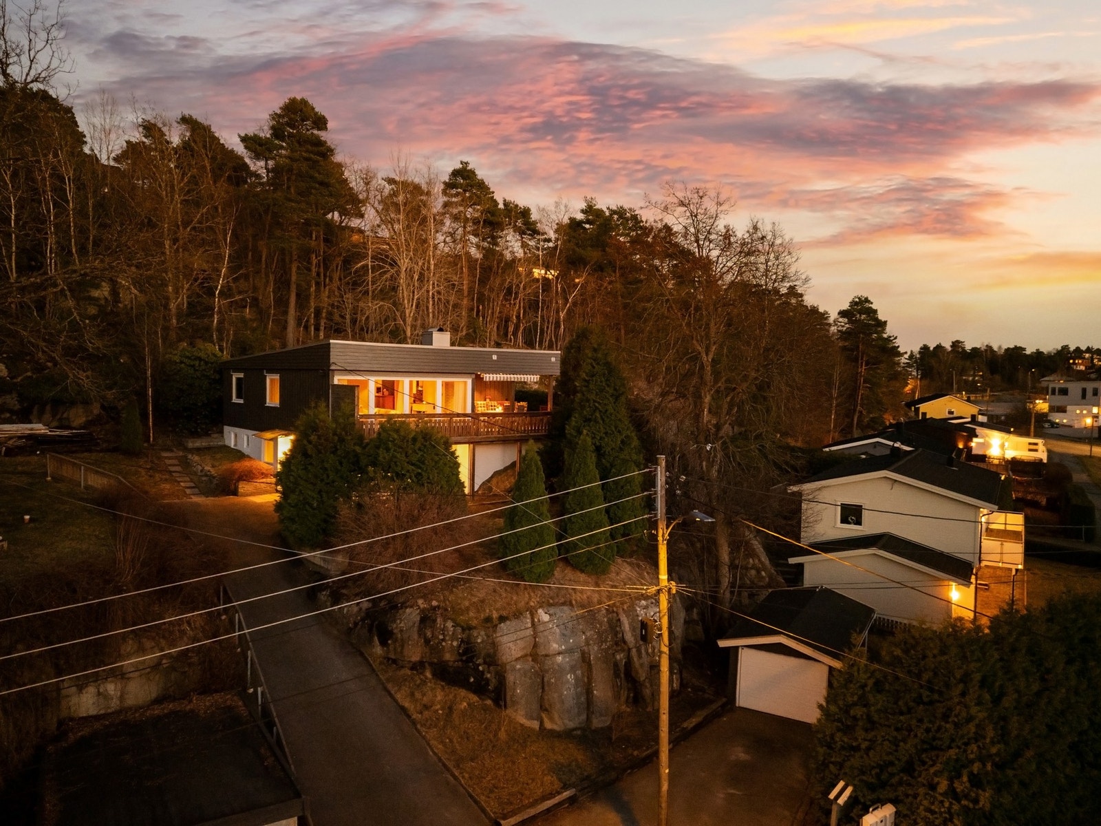 Eiendommen ligger høyt i terrenget med gode solforhold og utsikt Galleribilde