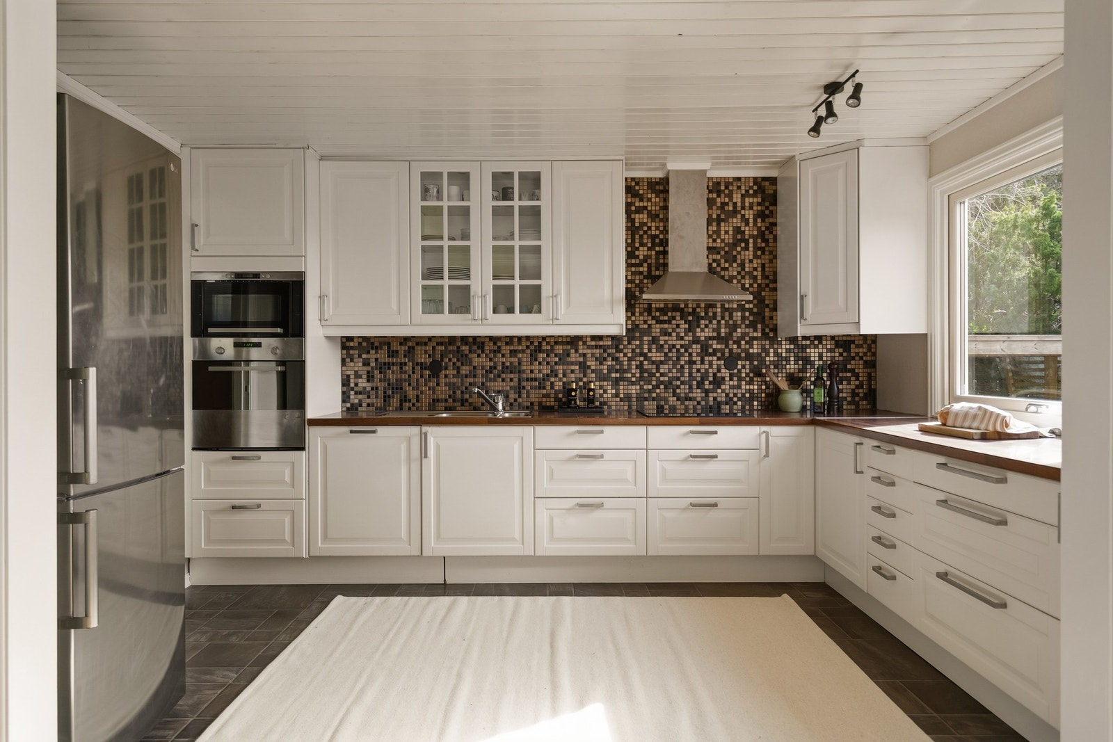 Rikelig med arbeidsplass og oppbevaring i over- og underskap Galleribilde