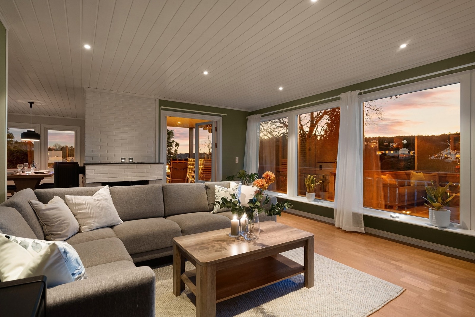 Romslig stue med store vindusflater og utsikt Galleribilde