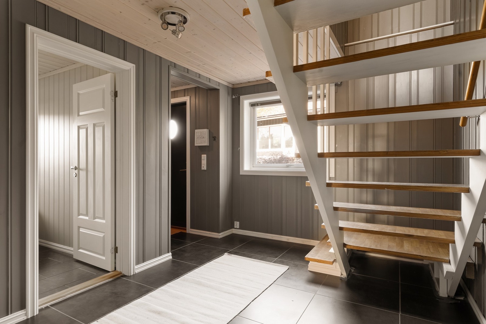 Varmekabler i entré, hall og hobbyrom som er innredet som soverom Galleribilde