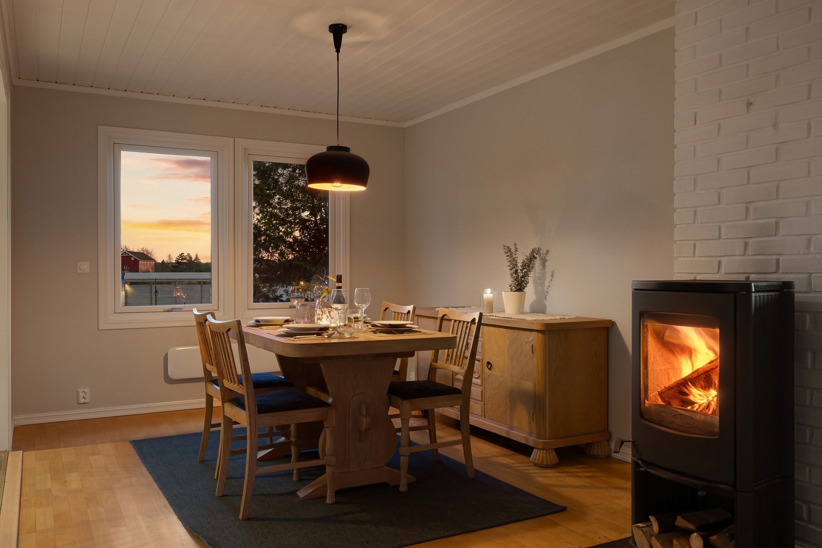 Vedfyr både ved spisestue og TV-stue Galleribilde
