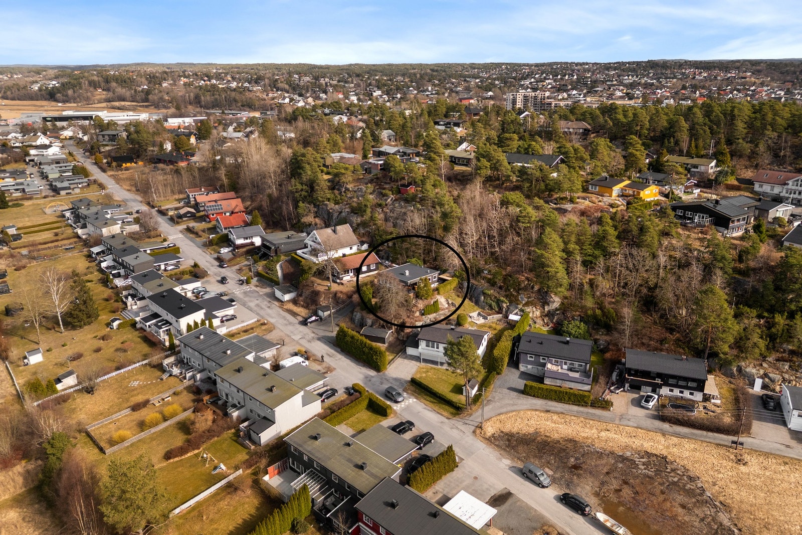 Boligen ligger fint til i et barnevennlig området med korte avstander til det du måtte trenge i dagliglivet Galleribilde