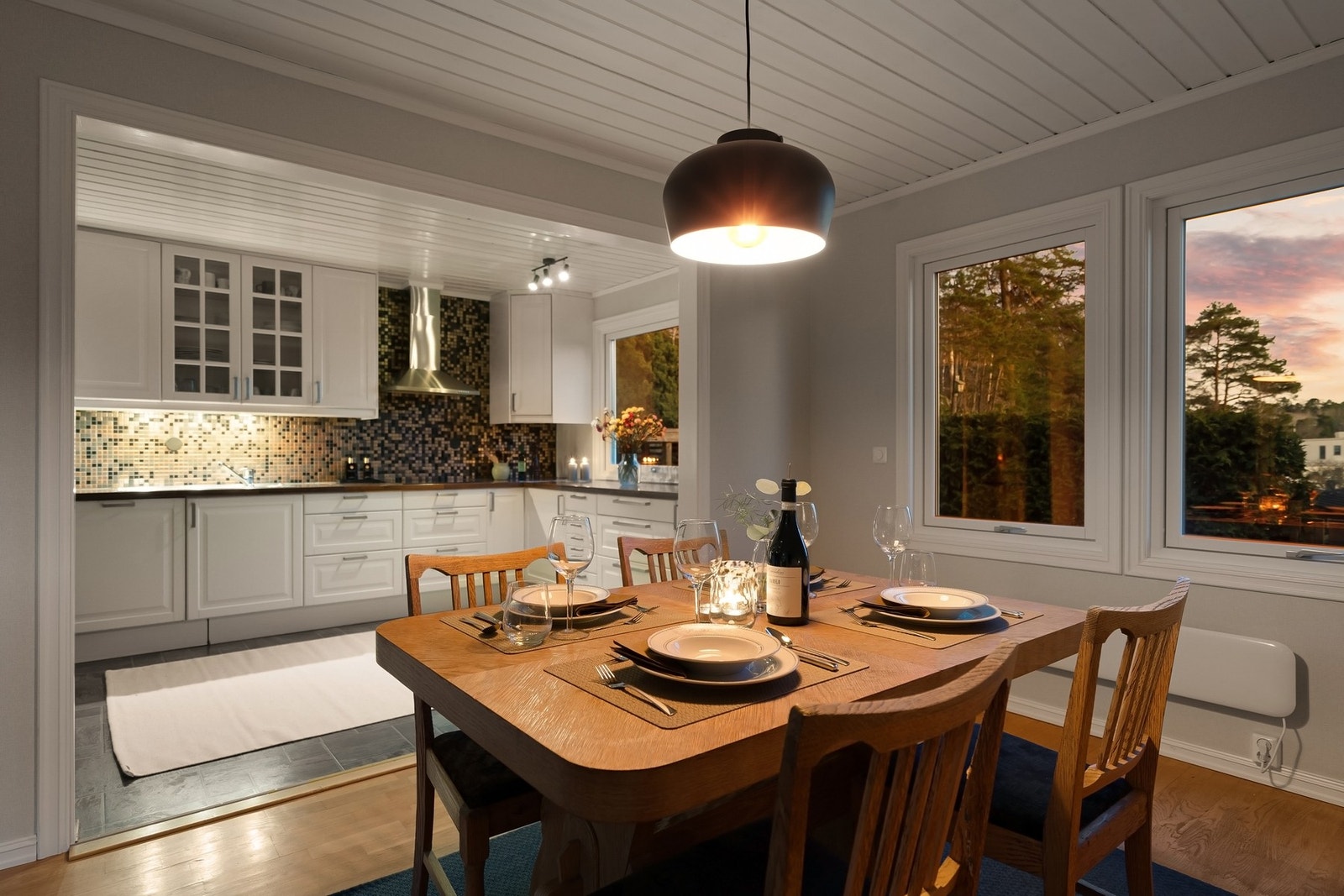 Praktisk og åpen løsning mellom kjøkken og spisestue Galleribilde