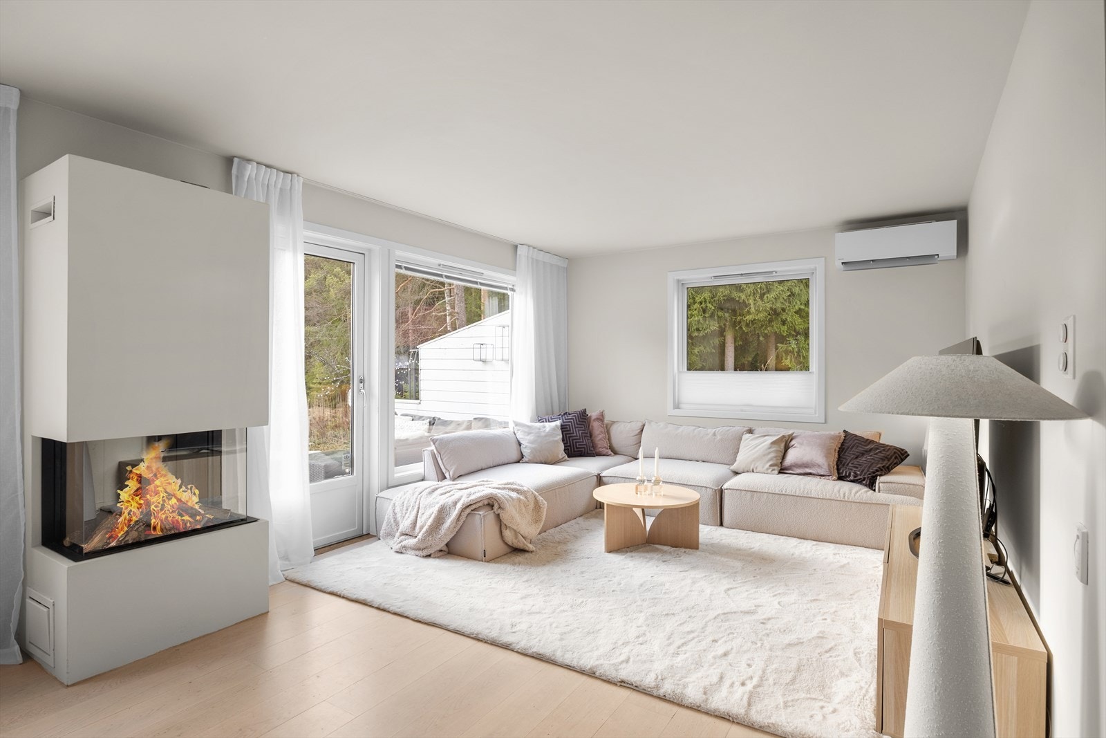 Boligen har en romslig stue med god plass til sofamøblement og spisebord. Store vindusflater gir rikelig med dagslys. Galleribilde