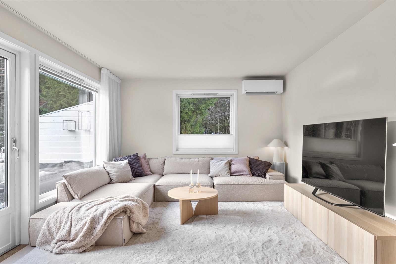 Stuen har parkett på gulv, slette vegger og downlights i himling. Det er gasspeis og varmepumpe. Galleribilde