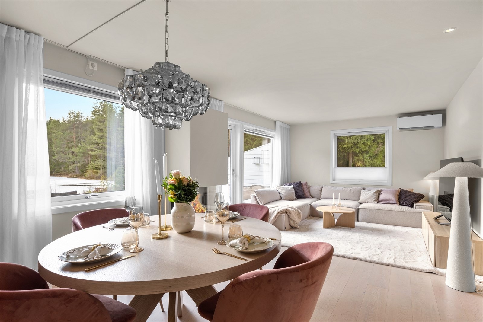 Stuen har store vindusflater som gir rikelig med dagslys. Stuen har parkett på gulv, slette vegger og downlights i himling. Galleribilde