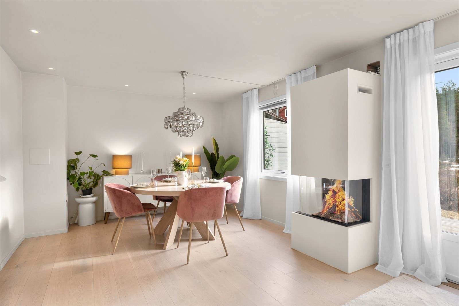 Boligen har en romslig stue med god plass til sofamøblement og spisebord. Store vindusflater gir rikelig med dagslys. Galleribilde