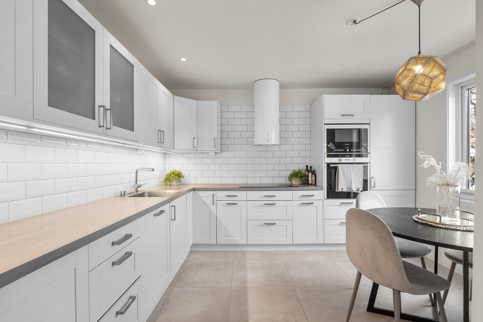 Kjøkkeninnredning med profilerte fronter. Benkeplate i laminat og oppvaskkum i stål med ett greps blandebatteri. Videre har kjøkkenet koketopp med ventilasjon, stekeovn, microovn, oppvaskmaskin, kjøleskap/fryseskap og vinskap. Galleribilde