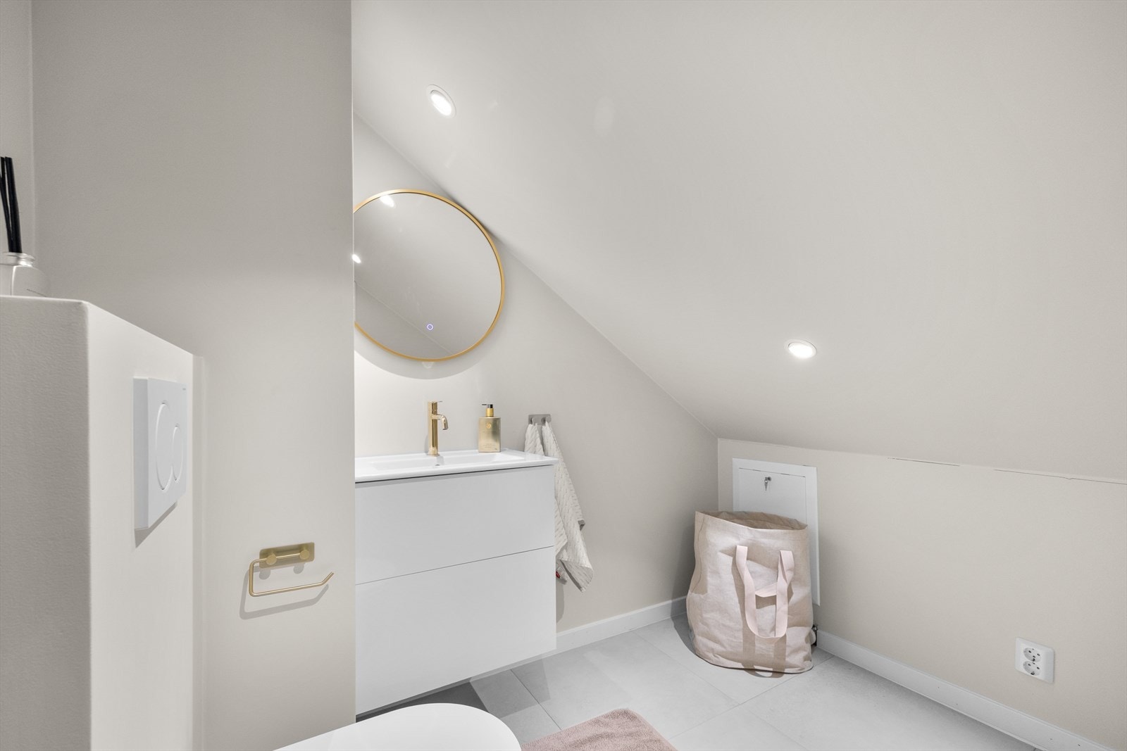 Loftsetasjen består av en innredet stue og et toalett, pusset opp i 2024. Galleribilde