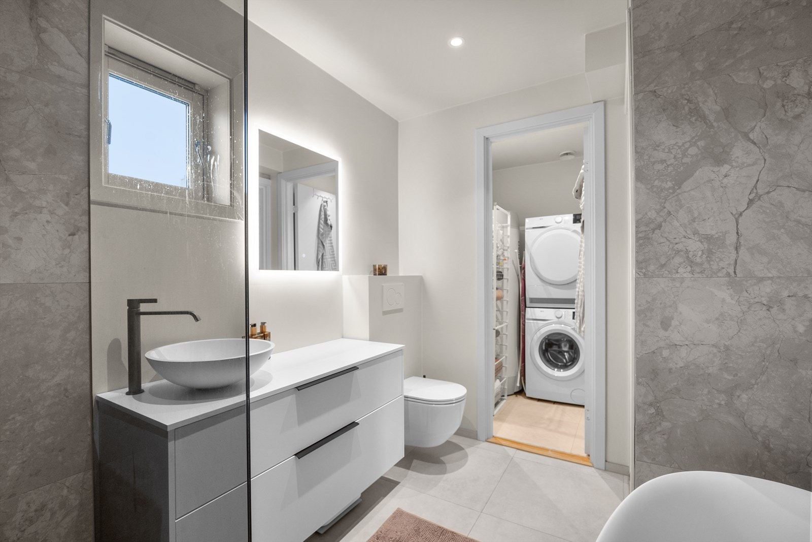 Det er opplegg for vaskemaskin og tørketrommel. Varmtvannsbereder på ca 300 liter. Rommet har en ventil i himlingen som er tilknyttet avtrekksmotor på loftet. Galleribilde