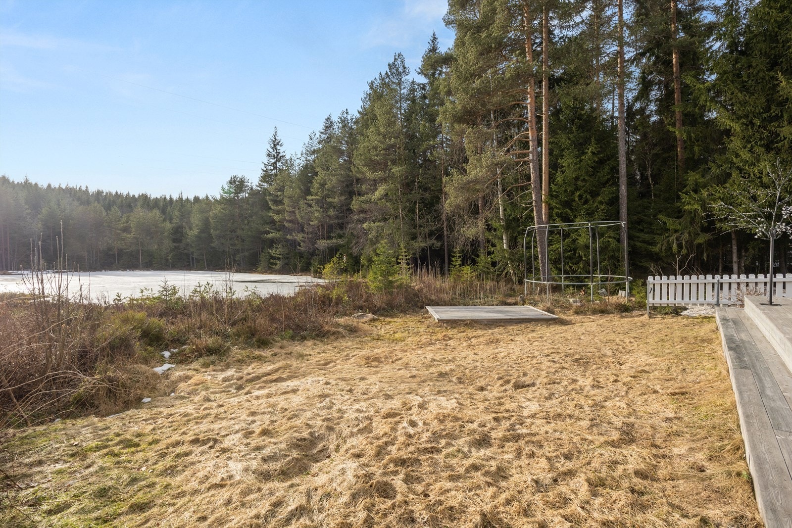 Boligen har en naturskjønn beliggenhet rett ved Skyttaputten og marka, med flere populære badeplasser i gangavstand og gode forhold for sykling. Galleribilde