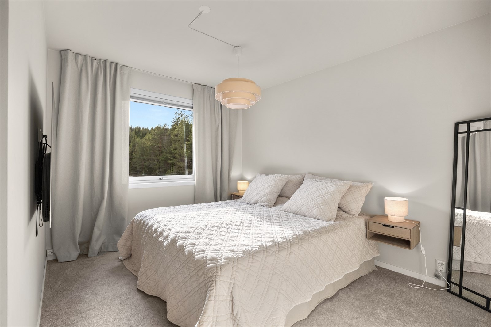 Hovedsoverommet har god plass til dobbeltseng, tilhørende nattbord og har en stor walk in garderobe. Galleribilde