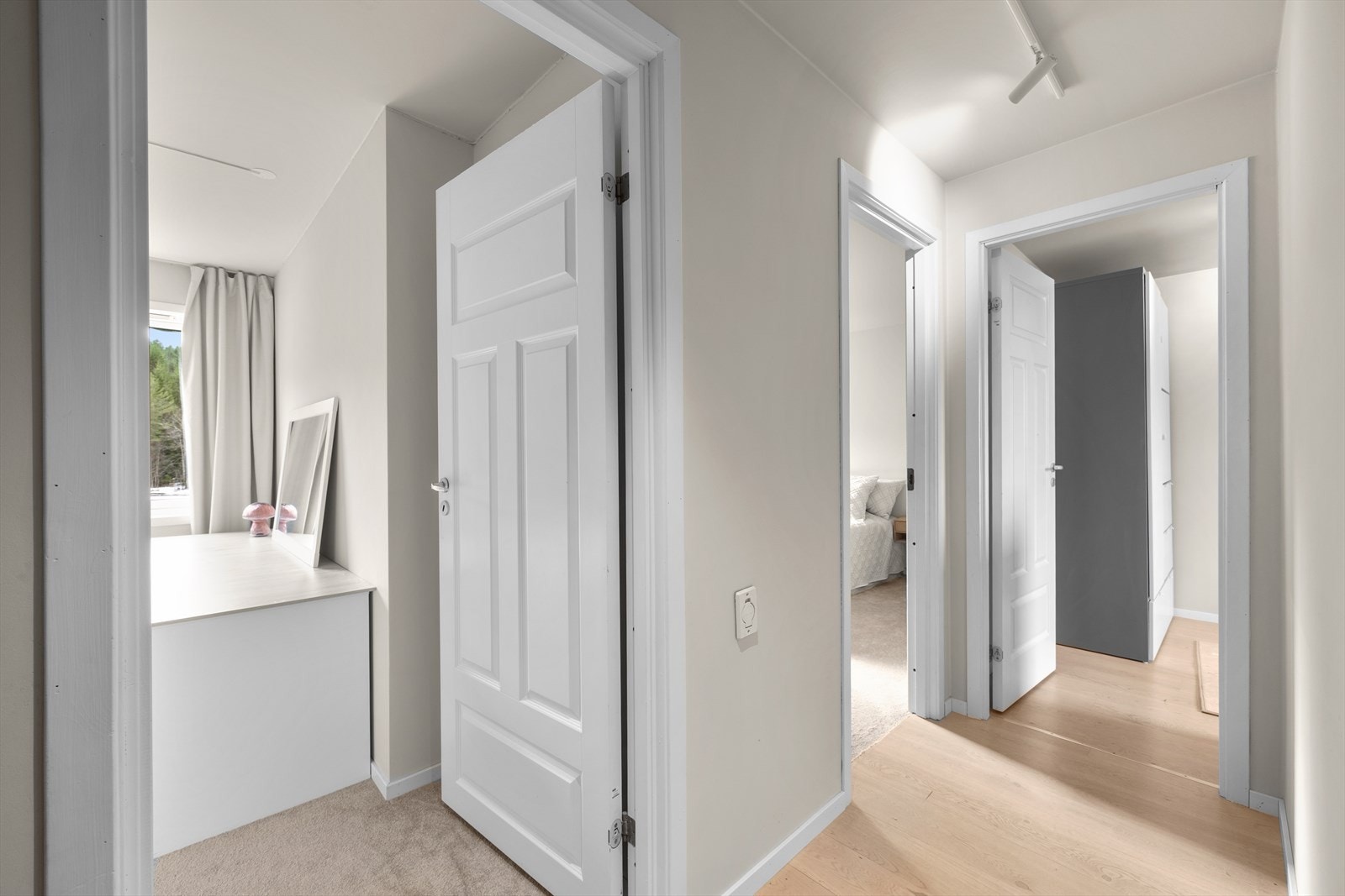 I boligens andre etasje finner du tre soverom, bad og vaskerom. Galleribilde