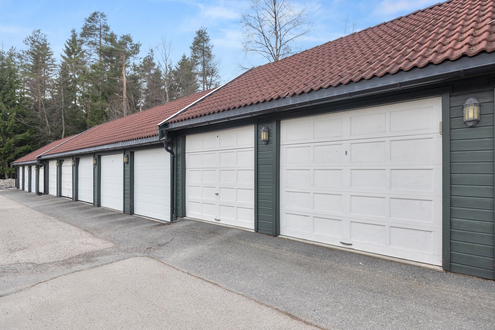 Parkering i garasjerekke like ved boligen. Galleribilde