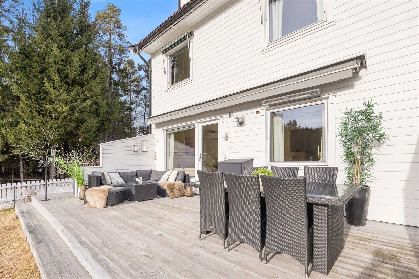 Boligen har en stor platting med utgang fra stuen. Her er det god plass til sittegruppe, grill osv. Terrassen har markise og varmelampe. Galleribilde
