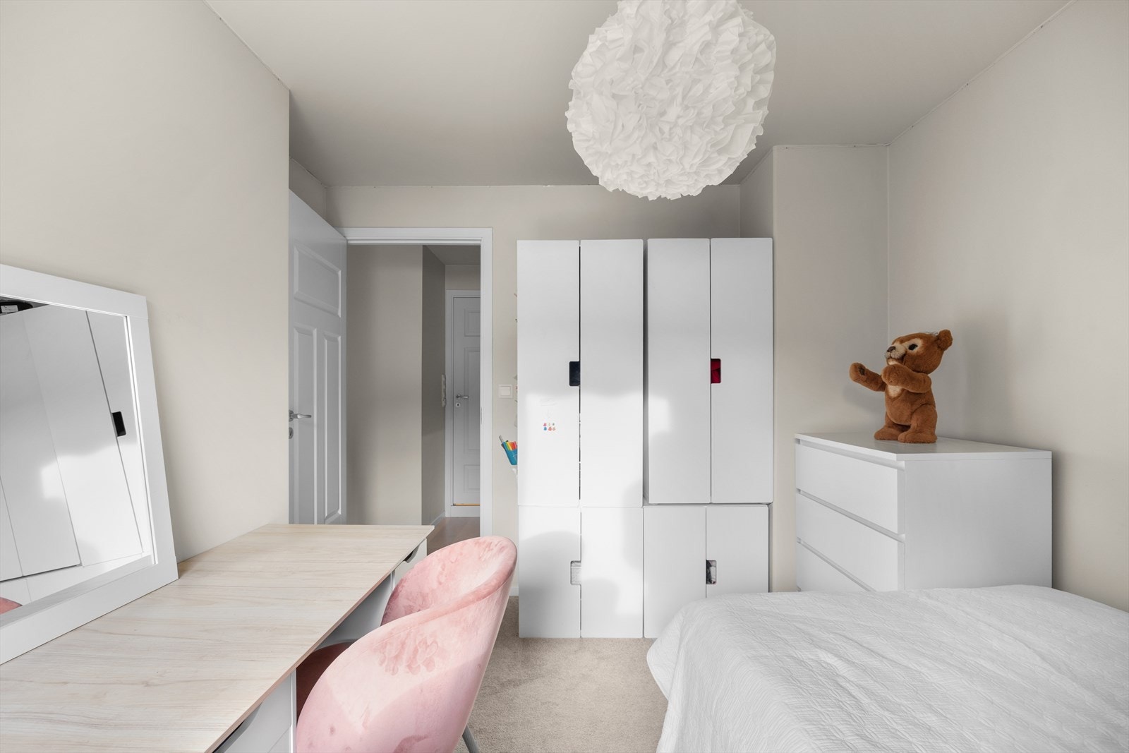 Rommene har god plass til seng og tilhørende garderobeløsning. Galleribilde