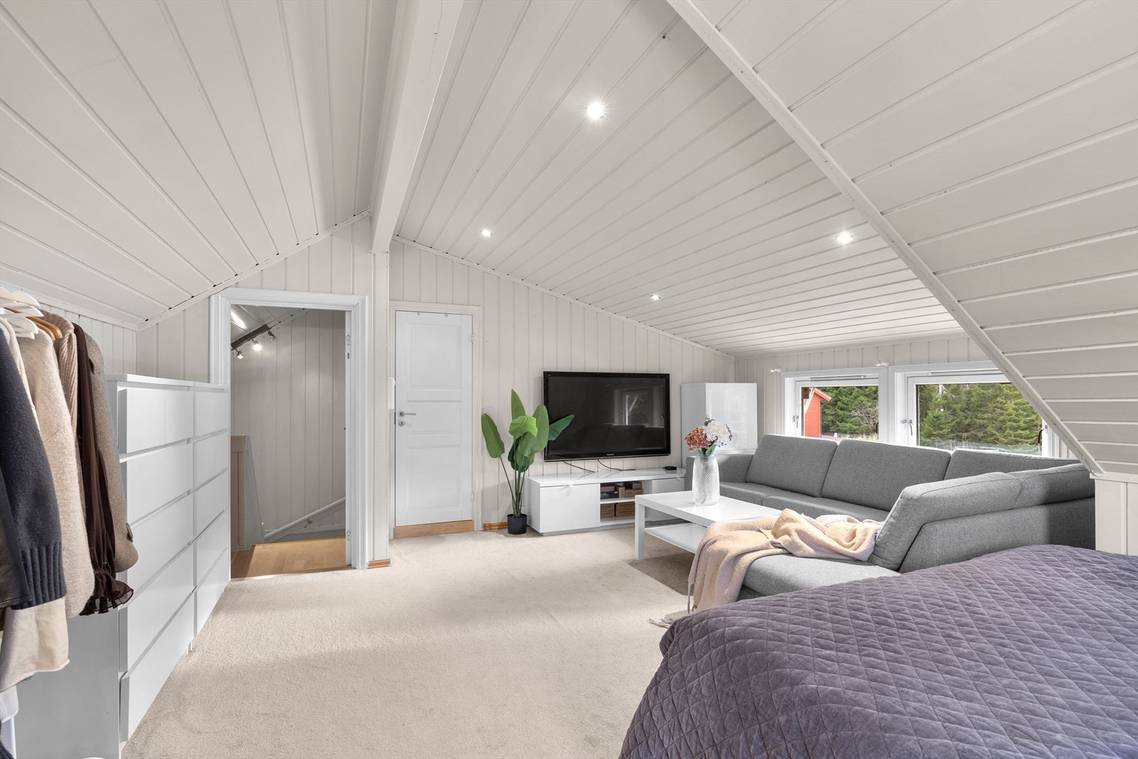 Loftet er innredet som stue/soverom. Det gjøres oppmerksom på at det ikke er søkt om bruksendring på loftet, se punkt om "ferdigattest". Galleribilde