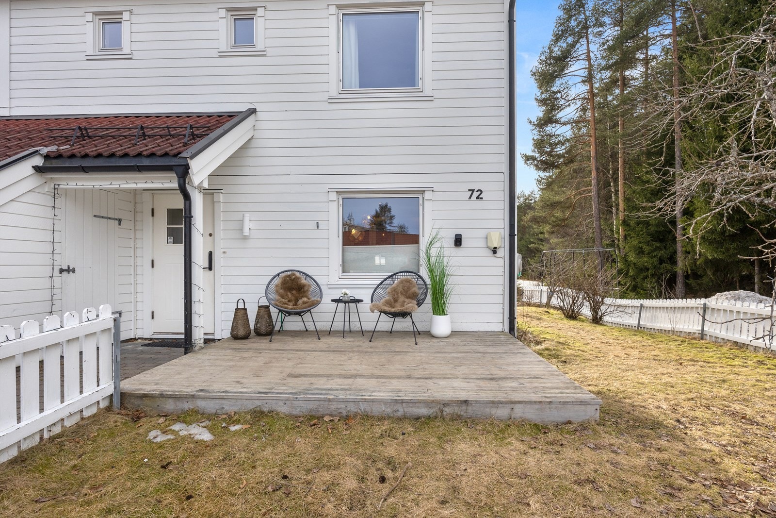 Området er rolig, ettertraktet og meget barnevennlig. Boligen ligger i en blindvei uten gjennomgangstrafikk, så her leker barna trygt. Galleribilde