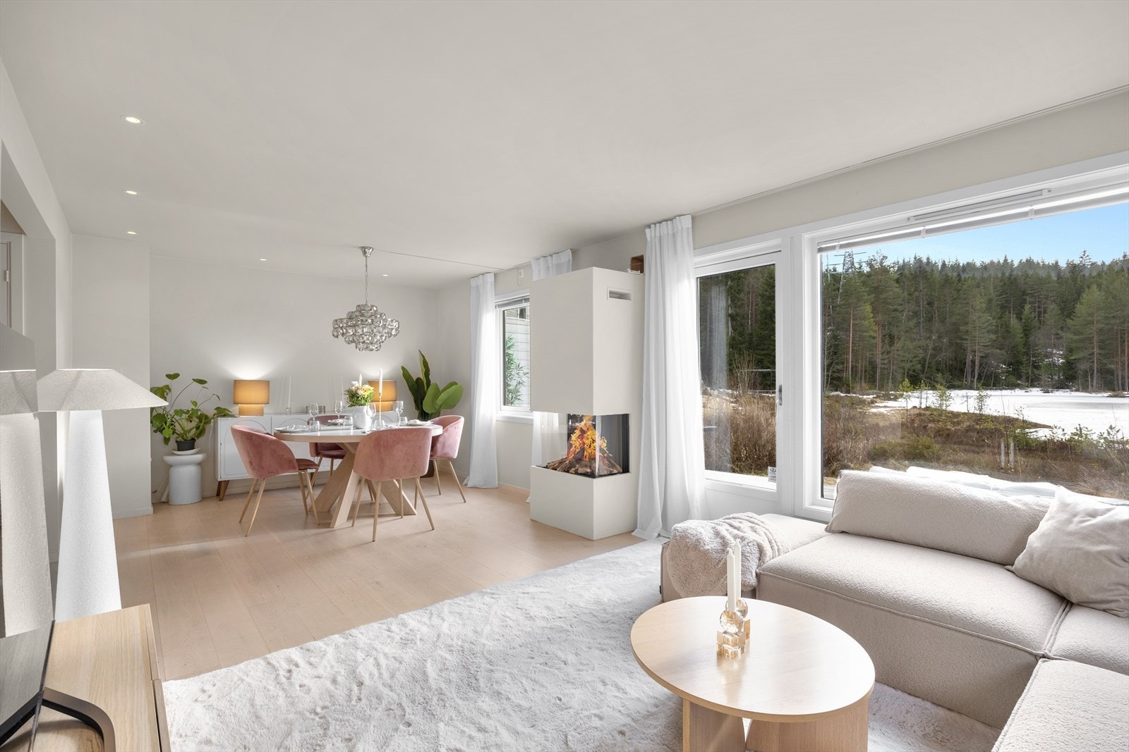 I midten av stuen er det montert en nyere gasspeis. Galleribilde