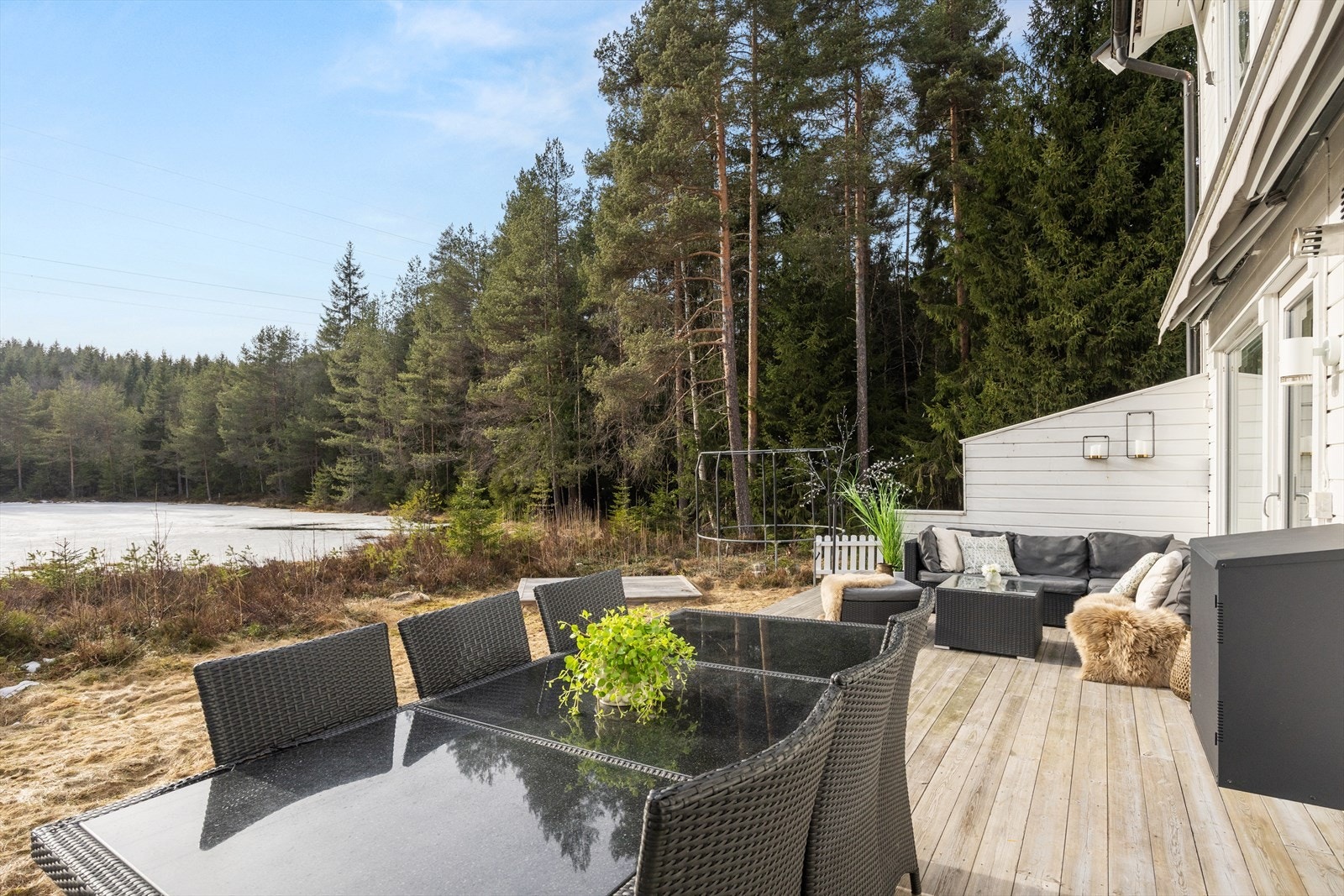 Området er rolig, ettertraktet og meget barnevennlig. Boligen ligger i en blindvei uten gjennomgangstrafikk, så her leker barna trygt. Tjernet benyttes som skøytebane om vinteren. Galleribilde