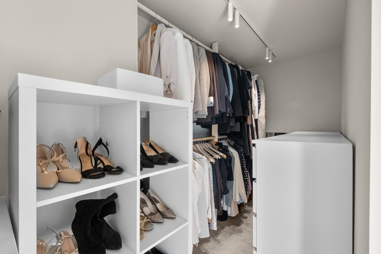 Hovedsoverommet har walk-in-closet med god oppbevaring for klær og sko. Galleribilde