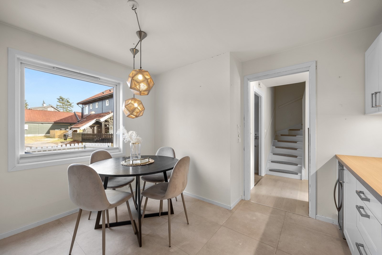 Rommet har for øvrig fliser på gulv med varmekabler, slette vegger og downlights i himling. Plass til kjøkkenbord. Galleribilde