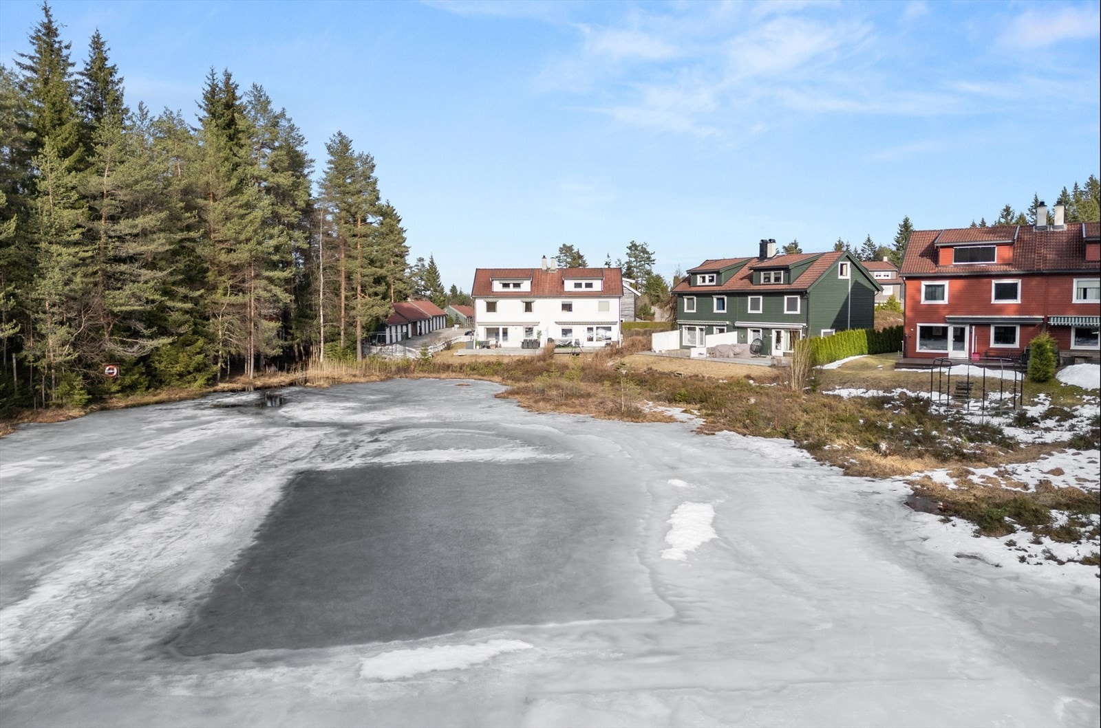 Velkommen til Blåtoppveien 72, en påkostet halvpart tomannsbolig med idyllisk beliggenhet ved Skyttaputten og markagrensa. Galleribilde