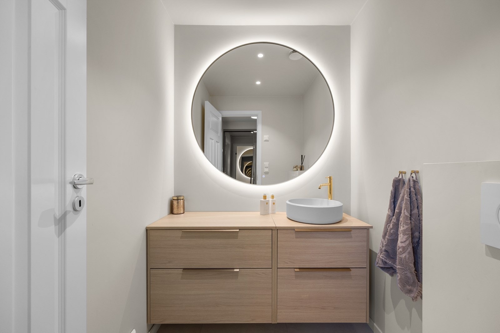 Toalettrom pusset opp i 2024 med fliser på gulv, malte plater på vegg i tak. Rommet er utstyrt med vegghengt toalett og skuffer med servant. Stort speil med belysning. Galleribilde