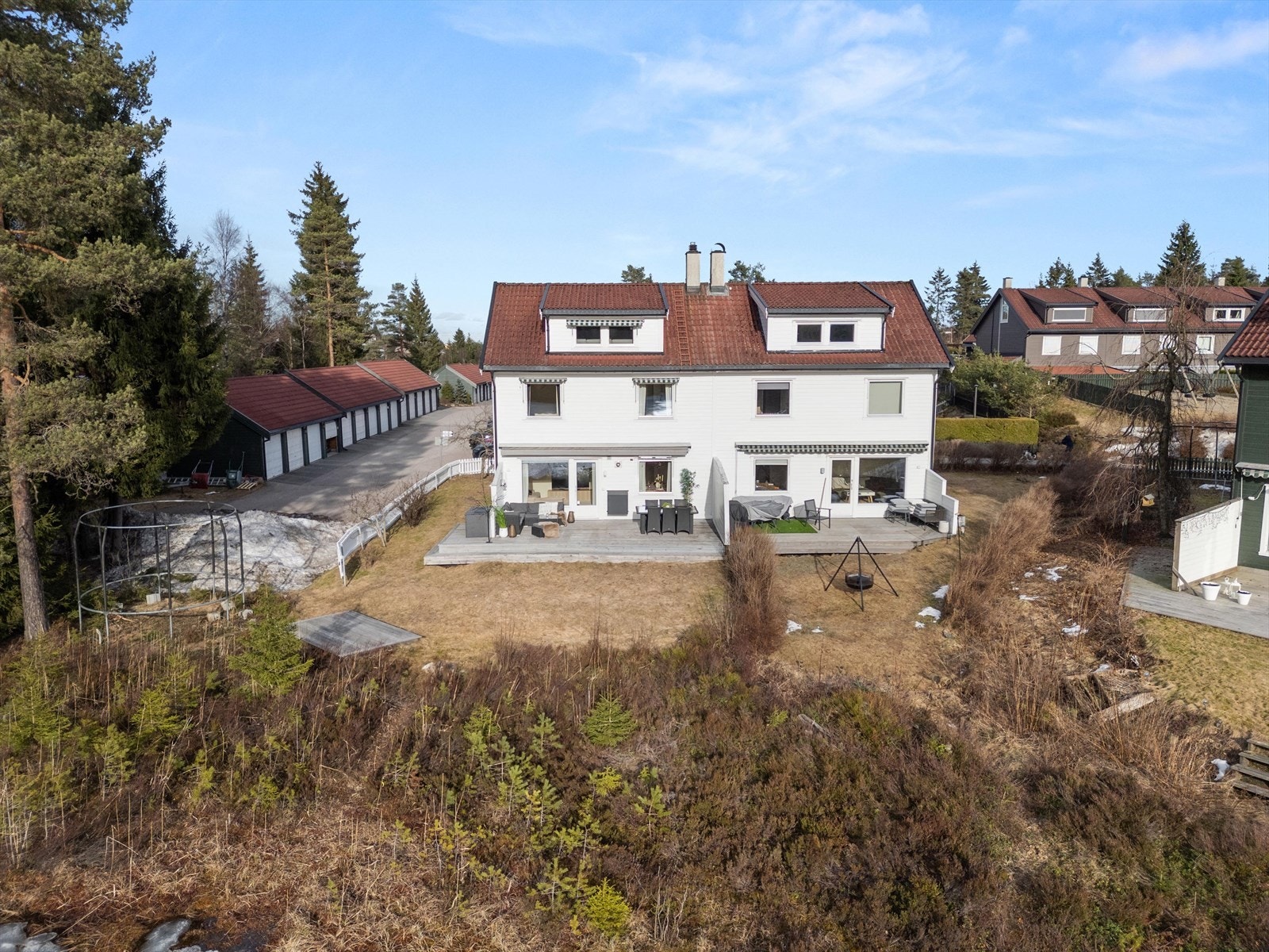 Beliggenheten er ideell for aktive familier, med turmuligheter rett utenfor døren og trygge omgivelser. Galleribilde