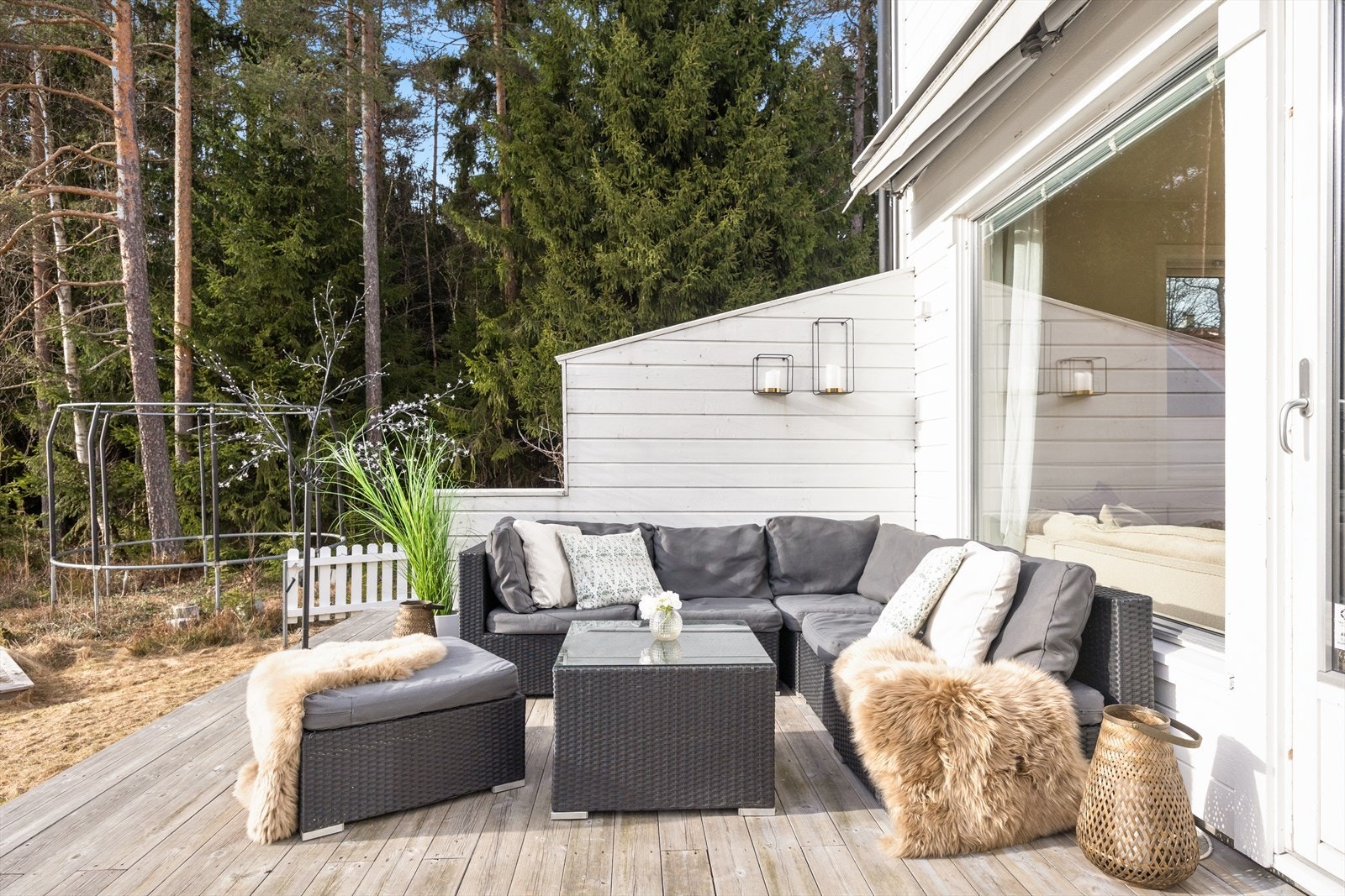 Ute venter en koselig hage som inviterer til rolige morgener og lange sommerkvelder med flott utsyn! Galleribilde