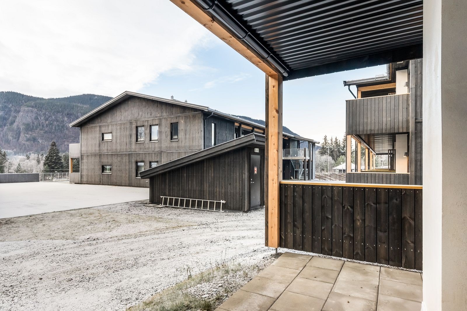 Leiligheten ligger vestvendt, og har overbygd terrasse, med utgang fra kjøkken/stue. Galleribilde