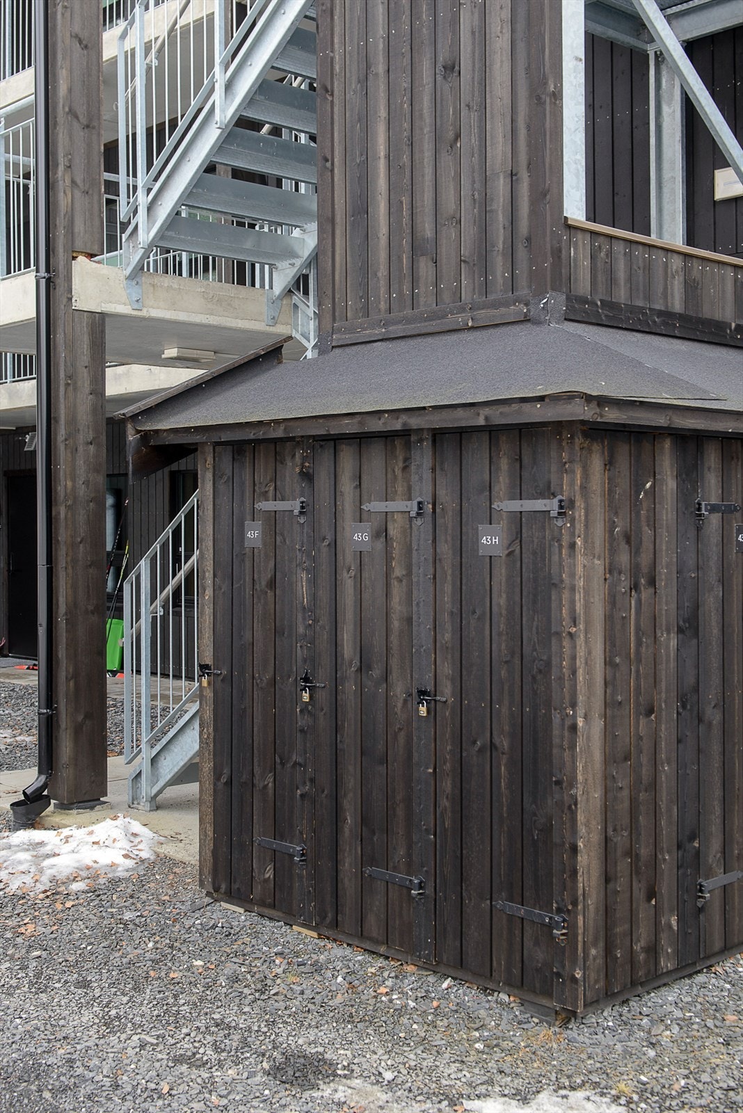 Praktisk skiskap merket med leilighetsnr. ved inngangspartiet for enkel oppbevaring. Galleribilde