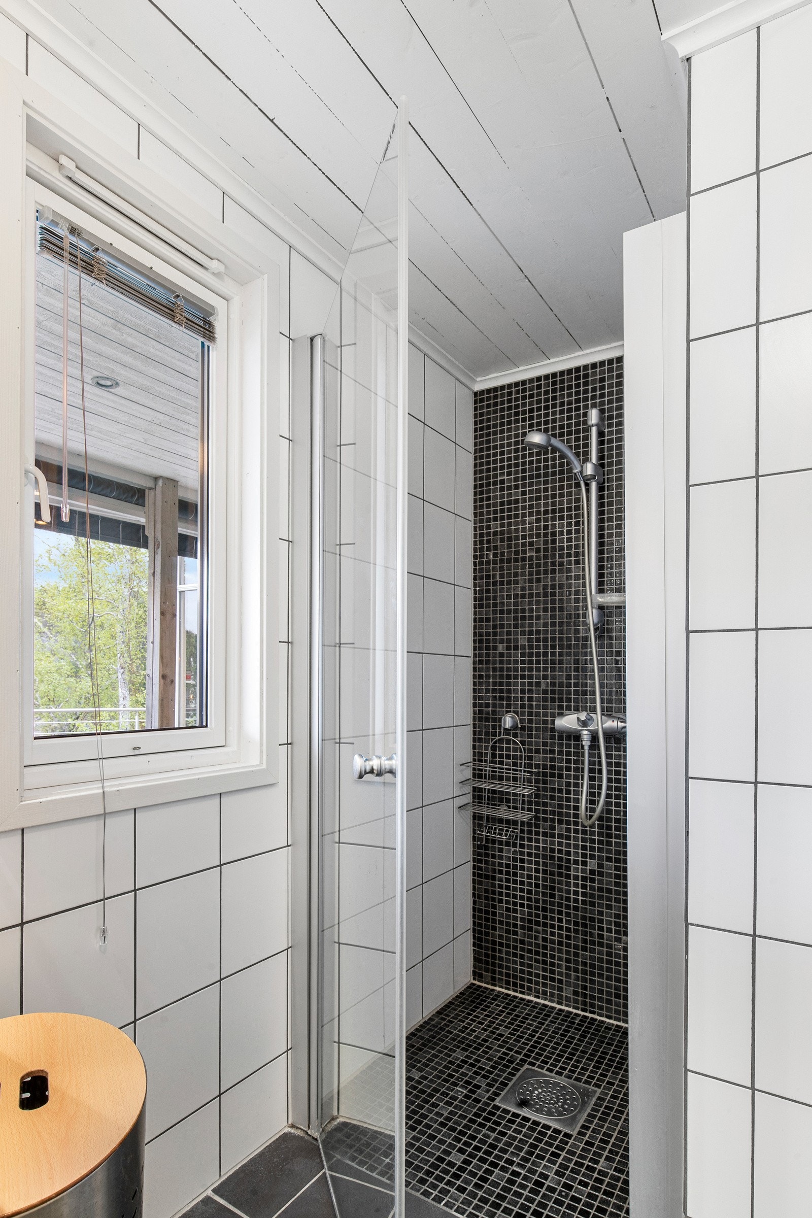 Av utstyr finnes vegghengt toalett, dobbel servant med skuffer under og dusjnisje med glassdør. Galleribilde