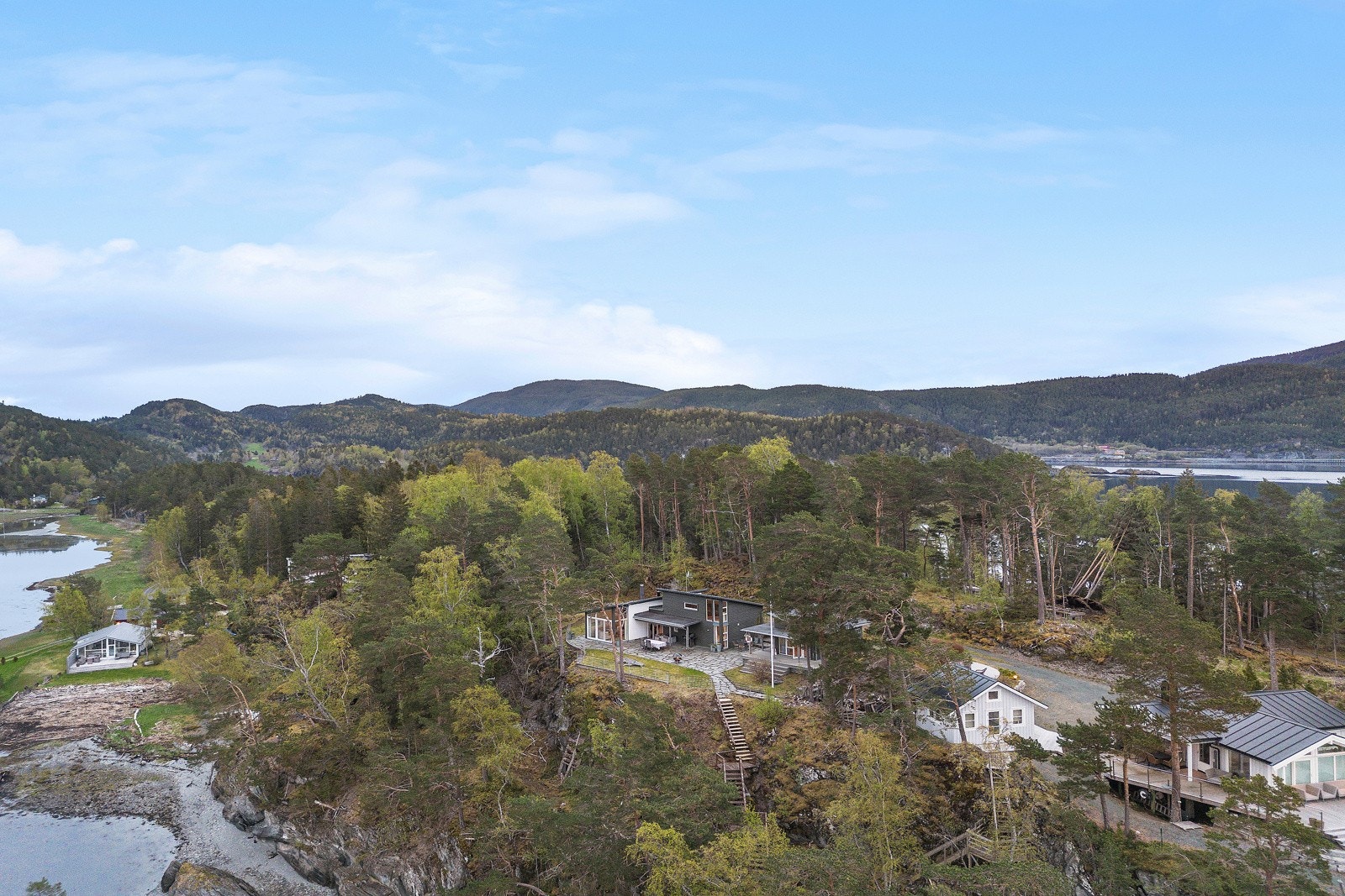 Hytta ligger nest ytterst i privat blindveg - stille og fredelig. Galleribilde