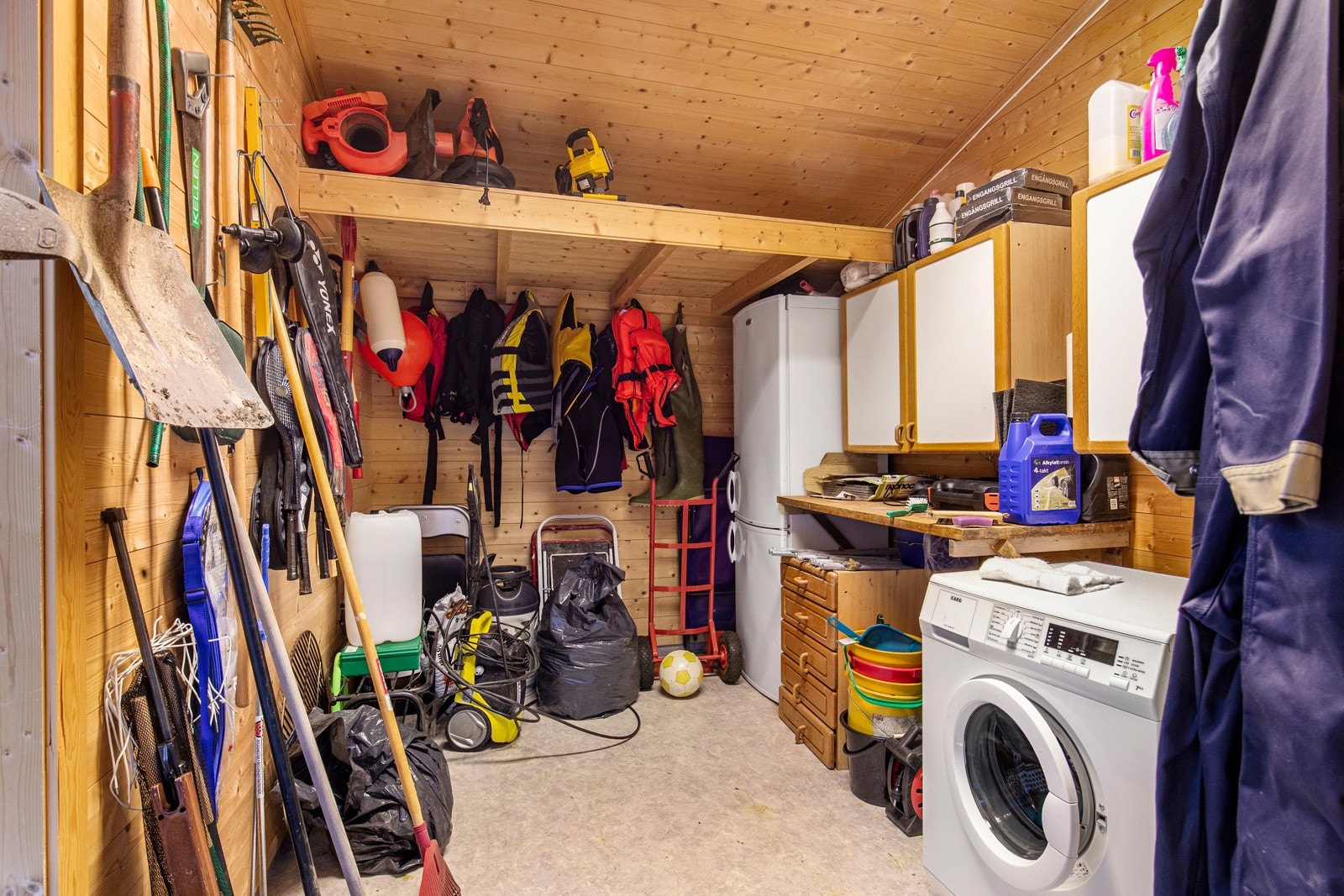 Praktisk bod med god lagringsplass i anneks. Innlagt vann og opplegg for vaskemaskin (egen vannsløyfe separert fra selve hytta). Galleribilde