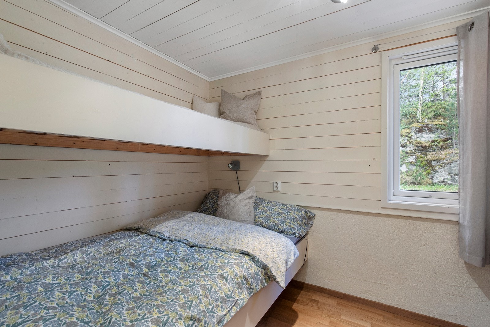 Plassbygde køyesenger medfølger i handelen på de to minste soverommene, 120cm underkøye, 90cm i overkøye. Galleribilde