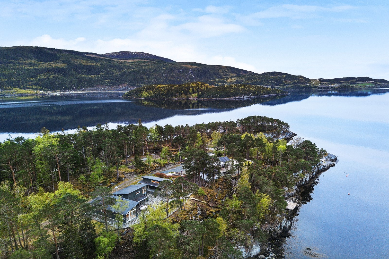 Utmerket utgangspunkt for både vannlek, bading, fisking og båt-turer i fjorden. Galleribilde