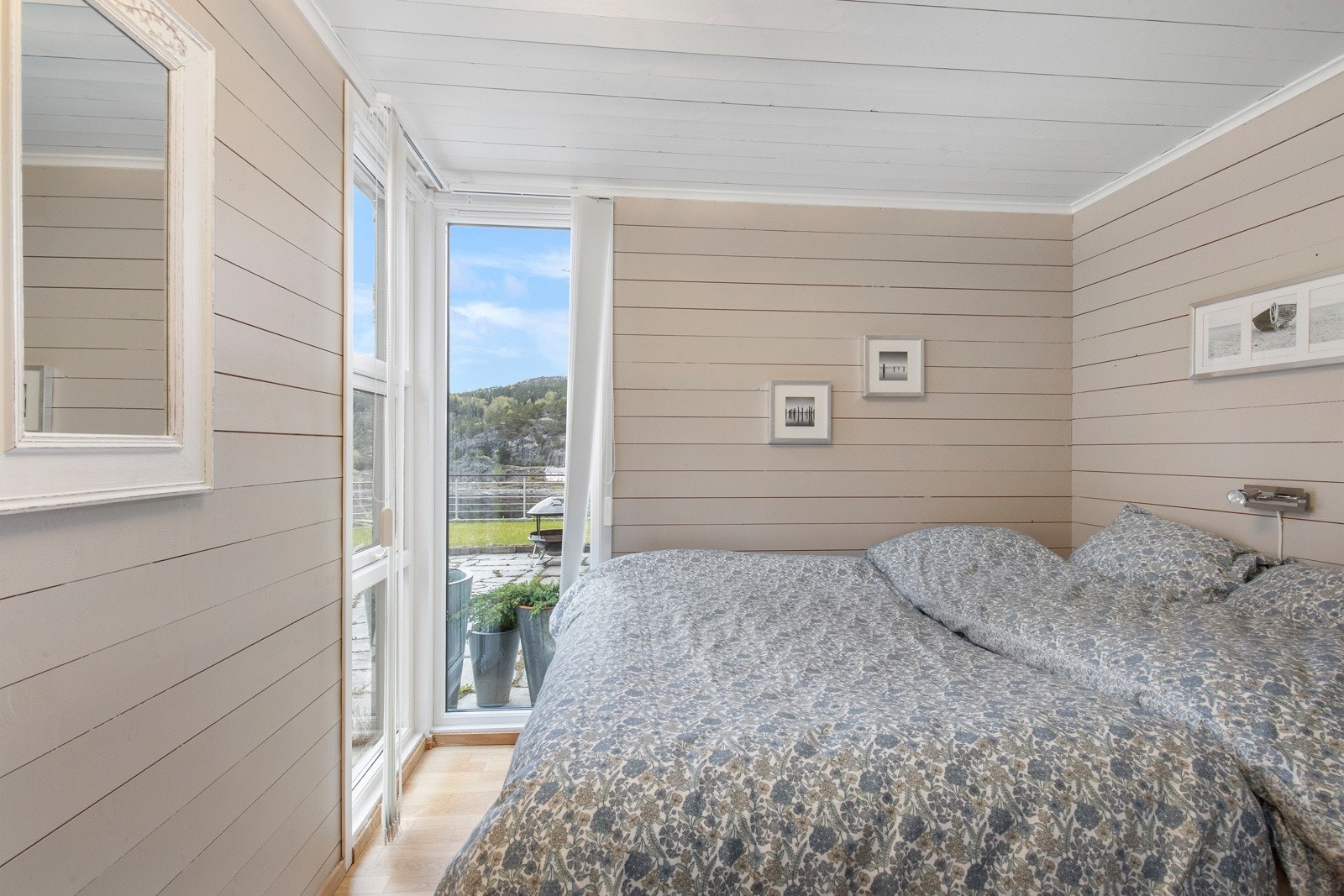 Soveromsfløyen inneholder 3 soverom på hhv. 7m², 5,5m² og 5,5m² (8 sengeplasser). I tillegg til mulighet for sengeplasser både på hems og oppholdsrom i annekset, totalt 15 sengeplasser. Galleribilde