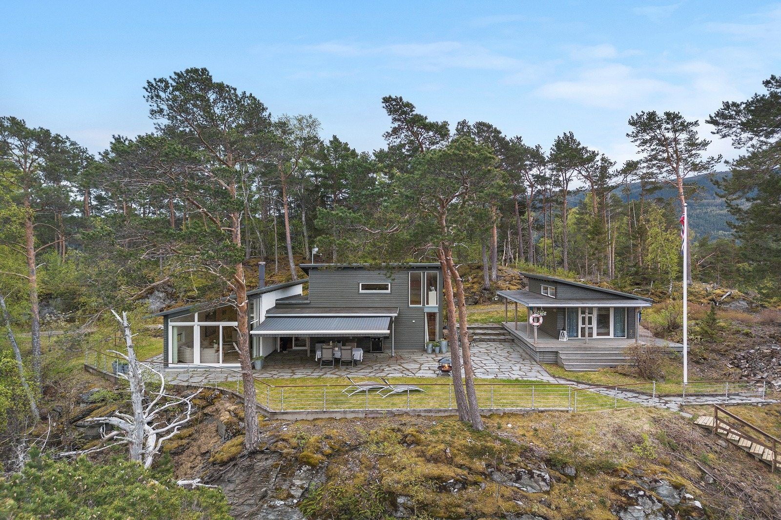 Stilig arkitektur med moderne uttrykk og store vindusflater. Galleribilde