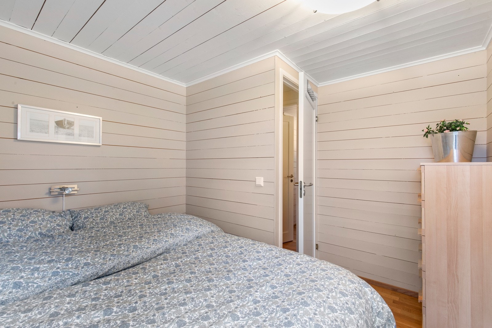 Det største soverommet har plass til dobbeltseng og har hjørnevindu med flott utsikt. Galleribilde