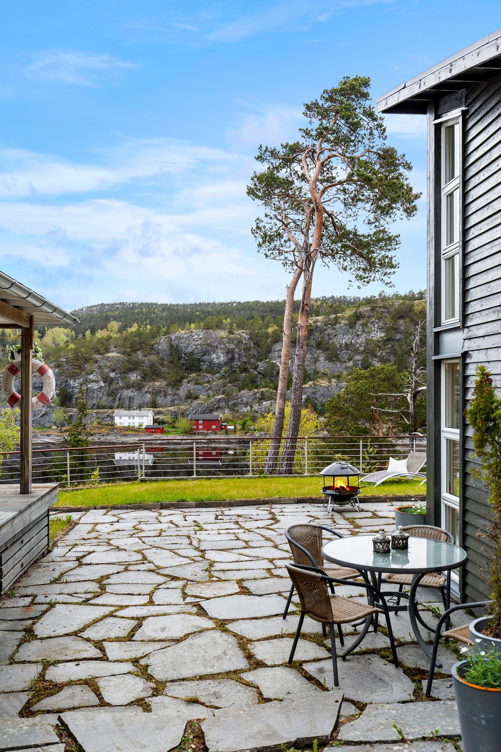 Det er naturligvis innlagt strøm, vann og avløp (privat vann og avløp). Galleribilde