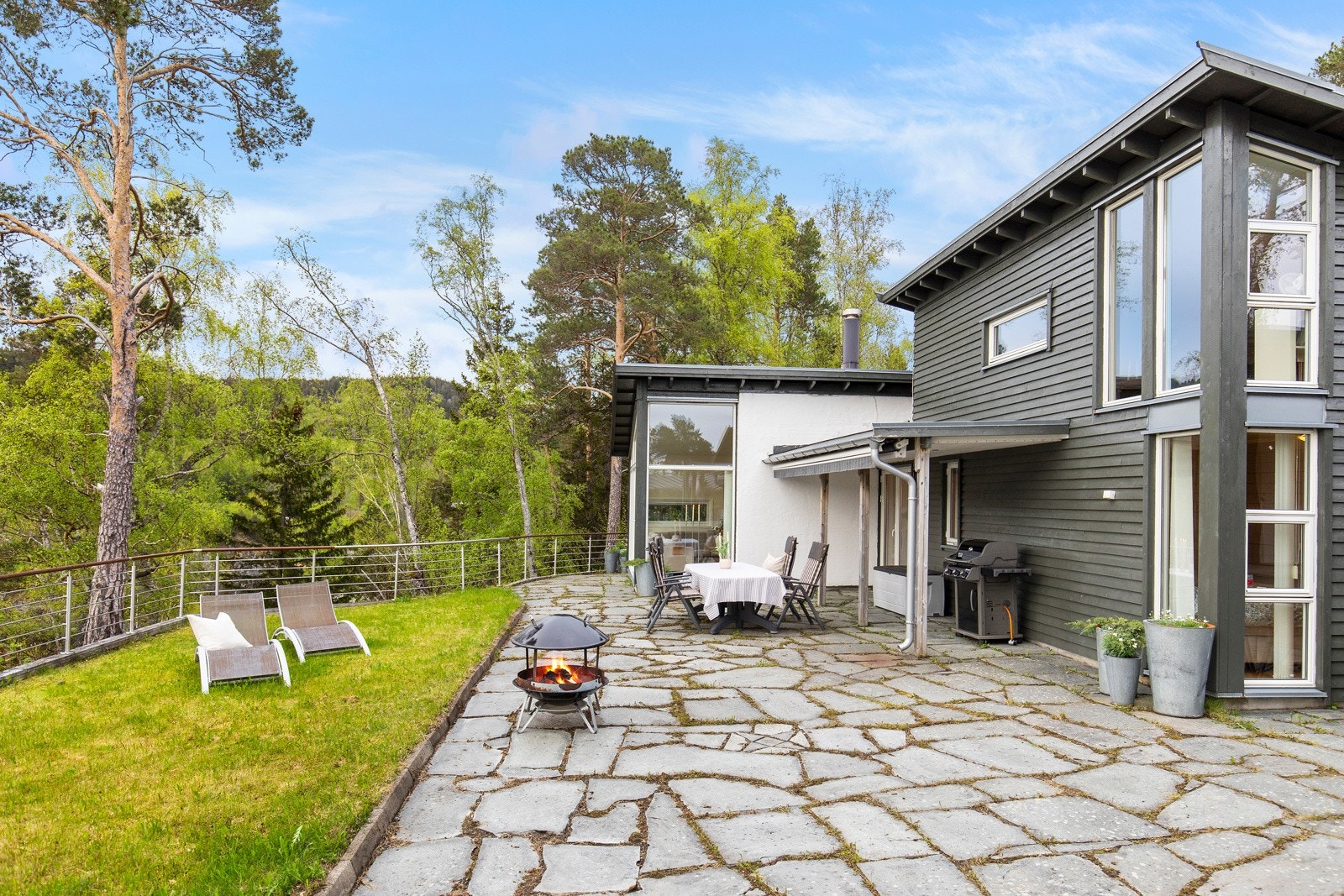 Flere soner/uteplasser rundt eiendommen - godt med plass og mange møbleringsmuligheter. Galleribilde