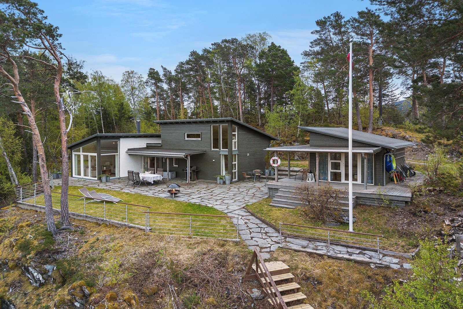 Usjenert og unik beliggenhet - således en sjelden mulighet i markedet. Galleribilde