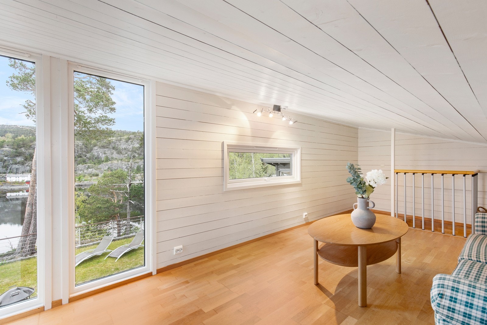 I tillegg til loftstuen er det også godt med lagringsplass i knekott på hemsen. Galleribilde