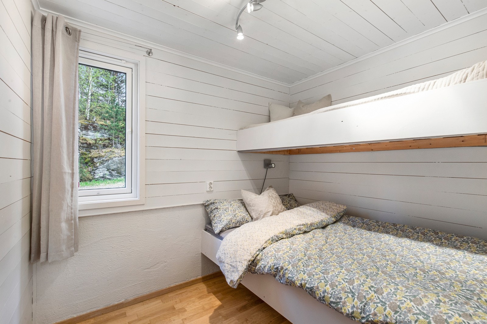 De minste soverommene har 2 rekker med kurvhyller til oppbevaring som medfølger i handelen. Galleribilde