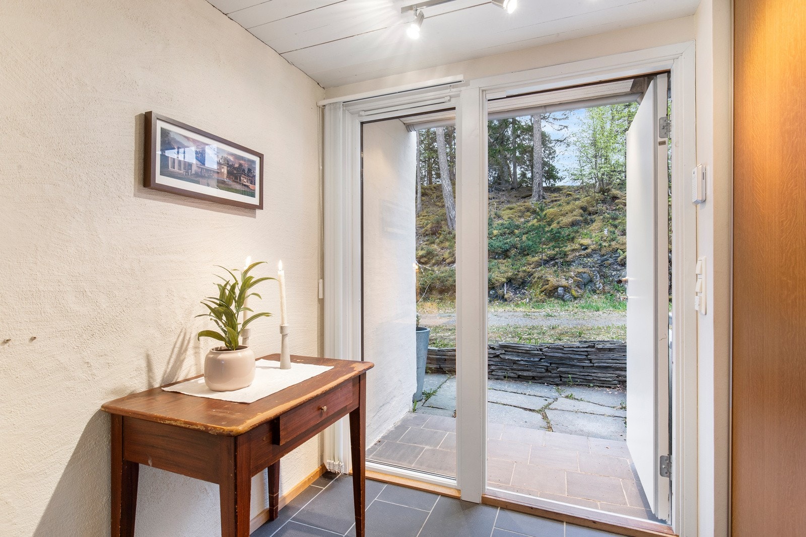 Vindu ved inngangsdør og i entrè sørger for god gjennomlysning. Galleribilde